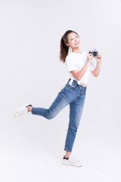 年轻女孩手拿拍立得相机拍照全身照