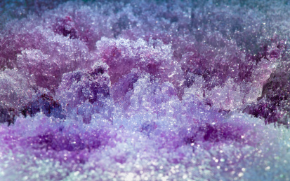 微距镜头捕捉融化的紫色冰块