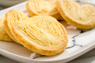 大理石纹盘子上的休闲零食饼干蝴蝶酥