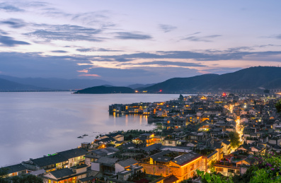 中国云南大理苍山下洱海边双廊古镇夜景