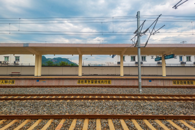 蓝天白云下空旷无人的高铁站台与铁轨