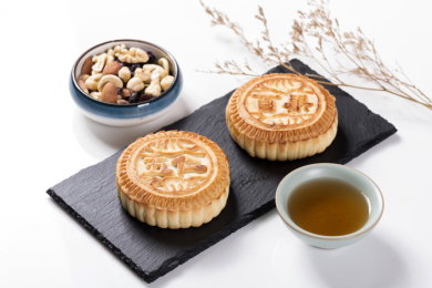 中秋佳节传统美食月饼摆放在桌面上