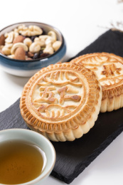 中秋佳节传统美食月饼摆放在桌面上