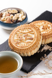 中秋佳节传统美食月饼摆放在桌面上