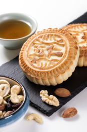 中秋佳节传统美食月饼摆放在桌面上