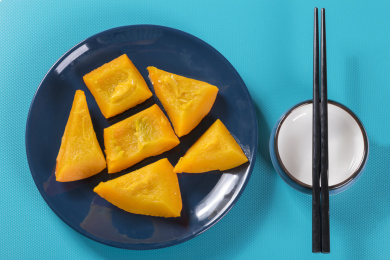 颜色鲜黄的蒸南瓜摆放在蓝色圆盘中