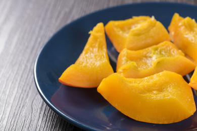 颜色鲜黄的蒸南瓜摆放在蓝色圆盘中