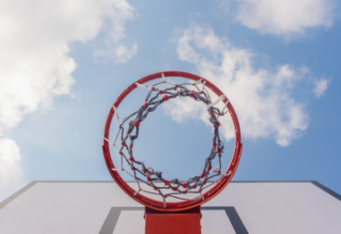 学校里运动场地上的篮球框