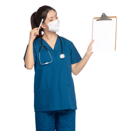 白色背景里，身穿蓝色手拿记事板夹的年轻女医师