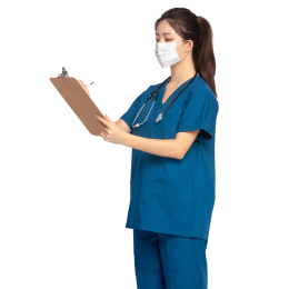 白色背景里，身穿蓝色手拿记事板夹的年轻女医师