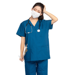 白色背景里，身穿蓝色手拿记事板夹的年轻女医师