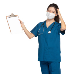 白色背景里，身穿蓝色手拿记事板夹的年轻女医师