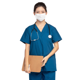 白色背景里，身穿蓝色手拿记事板夹的年轻女医师