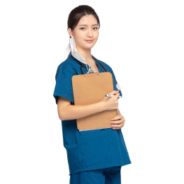 白色背景里，身穿蓝色手拿记事板夹的年轻女医师