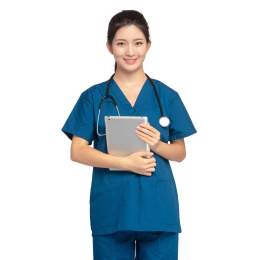 白色背景里，身穿蓝色手术服手拿平板电脑的年轻女医师