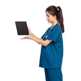 白色背景里，身穿蓝色手术服手拿平板电脑的年轻女医师