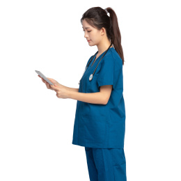 白色背景里，身穿蓝色手术服手拿平板电脑的年轻女医师