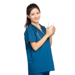 白色背景里，身穿蓝色手术服正在喝水的年轻女医师