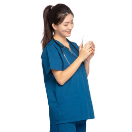 白色背景里，身穿蓝色手术服正在喝水的年轻女医师