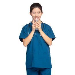 白色背景里，身穿蓝色手术服正在喝水的年轻女医师