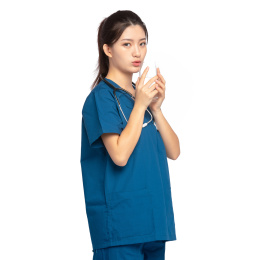 白色背景里，身穿蓝色手术服正在喝水的年轻女医师