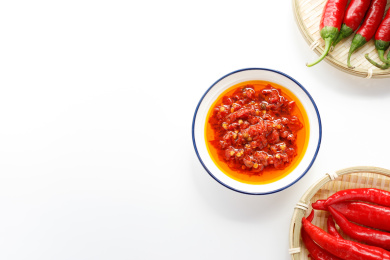 放在瓷盘里的中国四川辣椒酱和红辣椒