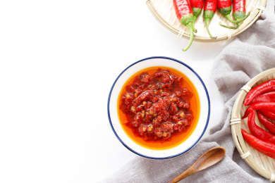 放在瓷盘里的中国四川辣椒酱和红辣椒