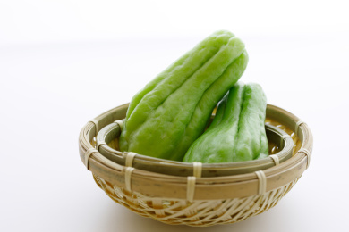 放在竹篮里的中国蔬菜佛手瓜