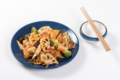 多种食材炒制的经典川菜麻辣香锅摆放在桌面上