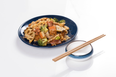 多种食材炒制的经典川菜麻辣香锅摆放在桌面上