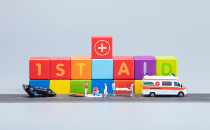 彩色积木红十字急救救援车祸伤者120心脏复苏救护车与医生