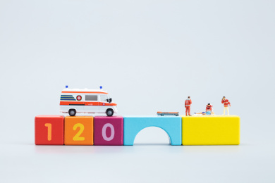 彩色积木红十字急救救援伤者120心脏复苏救护车与医生