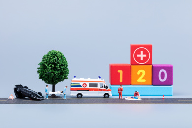 彩色积木红十字急救救援车祸伤者120心脏复苏救护车与医生