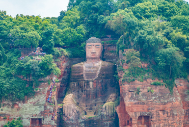 中国四川省乐山大佛风景区的石刻巨佛