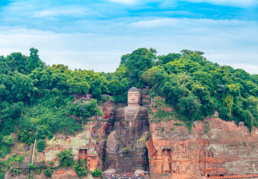 中国四川省乐山大佛风景区的石刻巨佛