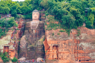 中国四川省乐山大佛风景区的石刻巨佛