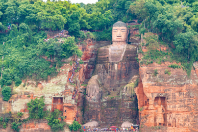 中国四川省乐山大佛风景区的石刻巨佛