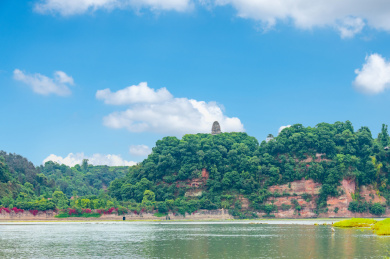 中国四川省乐山大佛风景区的凌云塔