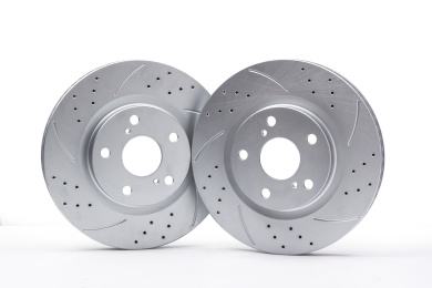 原装位划线打孔刹车盘放在白色底背景上