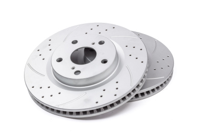 原装位划线打孔刹车盘放在白色底背景上