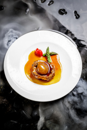 南非干鲍摆放在干冰缭绕的水中