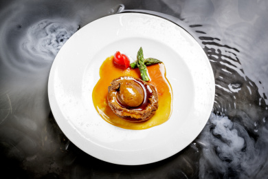 南非干鲍摆放在干冰缭绕的水中