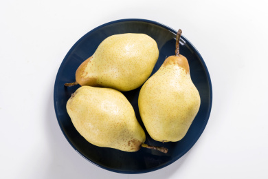 具有生津润燥功效的鸭梨摆放在桌面上