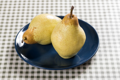 具有生津润燥功效的鸭梨摆放在桌面上