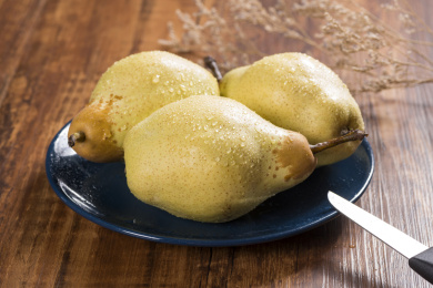 具有生津润燥功效的鸭梨摆放在桌面上