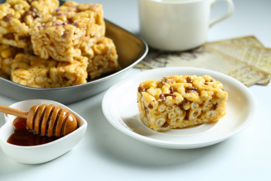 沙琪玛和蜂蜜放在白色盘子里在白色背景上