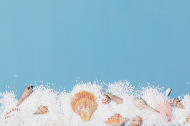 夏日清凉沙滩留白静物背景