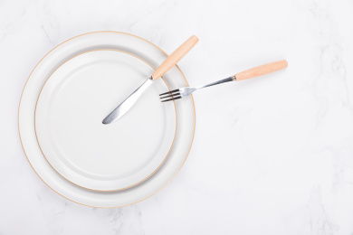 简洁白色背景上的刀叉和盘子