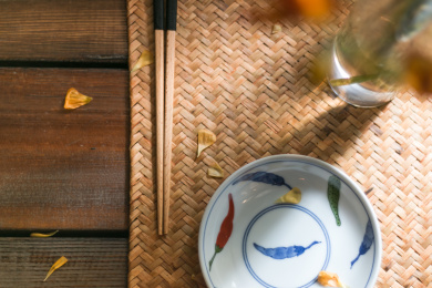 清晨阳光中的日式釉上彩描花餐具