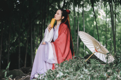竹林中的古装汉服造型女孩